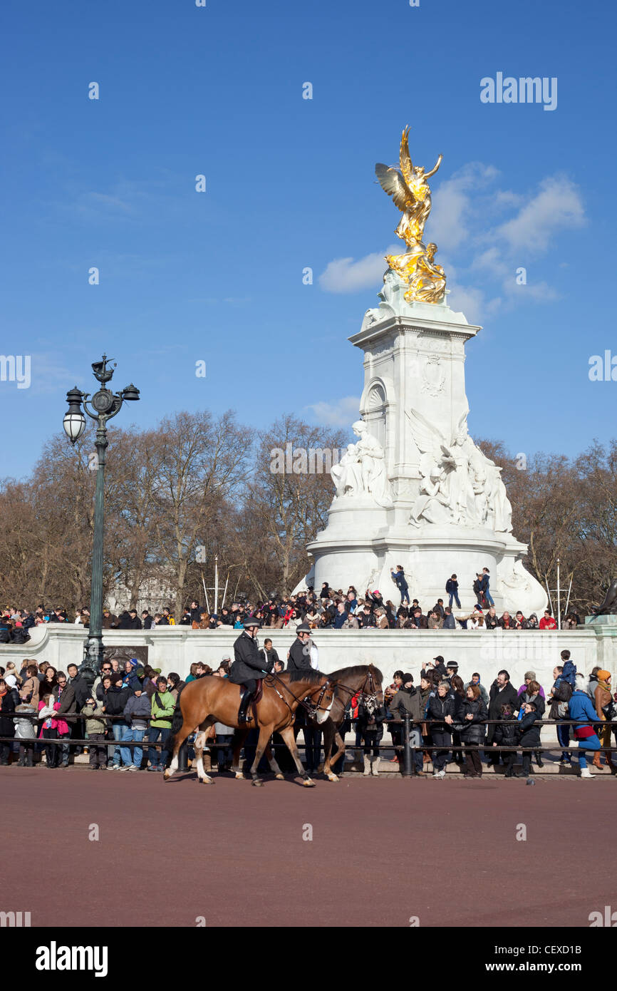 Multitudes de personas alrededor de la reina Victoria Memorial esperando para ver el desfile del cambio de guardia en el Palacio de Buckingham. Foto de stock