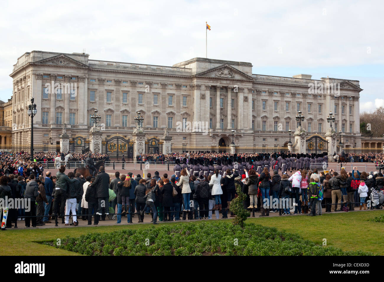 Las multitudes fuera del Palacio de Buckingham para ver el cambio de guardia. Foto de stock
