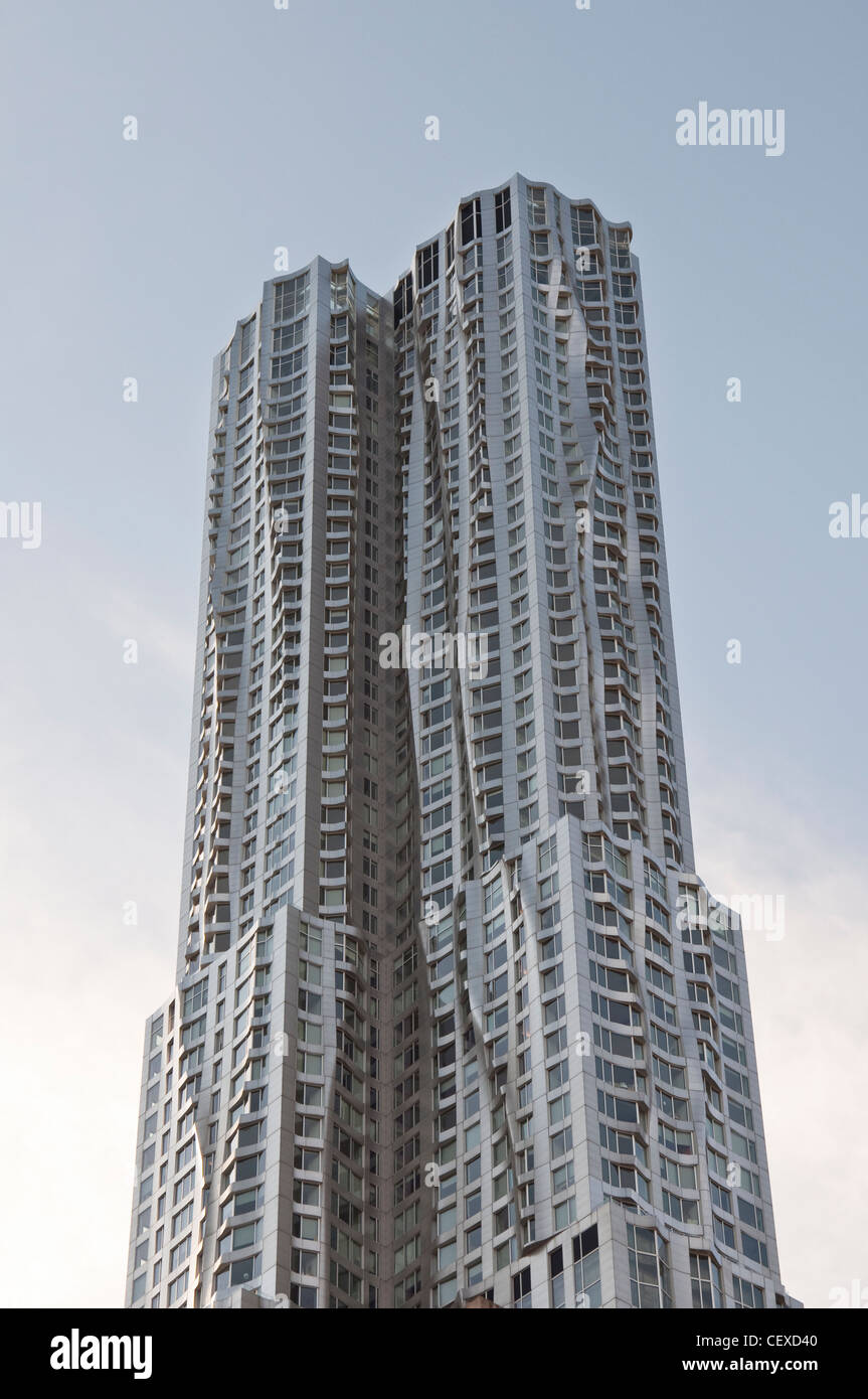 Un rascacielos residencial diseñado por Frank Gehry en el Bajo Manhattan, Nueva York, EE.UU., actualmente conocido como Nueva York por Gehry. Foto de stock