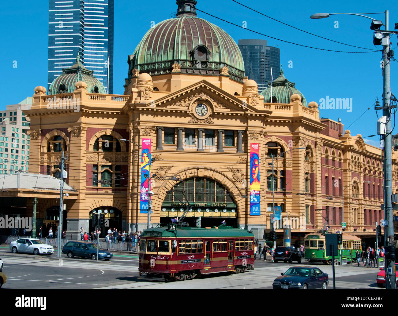 El tranvía circular de la ciudad pasando la estación de Flinders Street Melbourne Australia Foto de stock