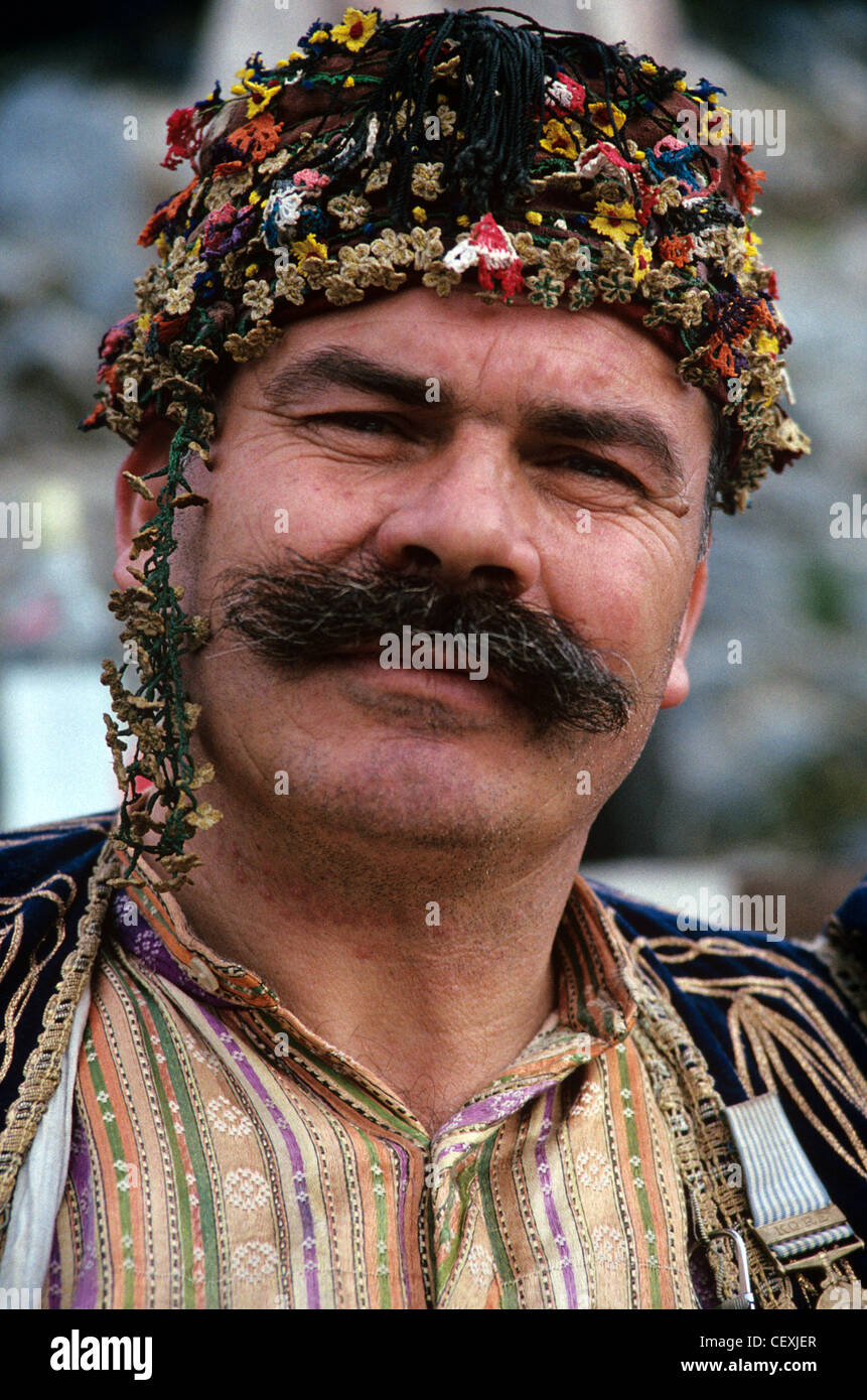 Retrato de Turk o turco hombre vestido con traje tradicional conocido como Efe, Éfeso, Turquía Egeo Foto de stock