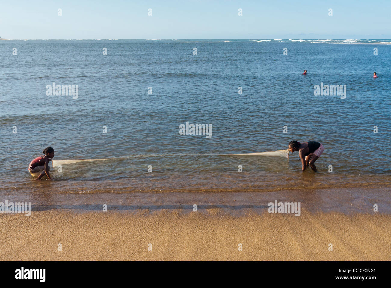 Pescadoras freír en Antalaha, Madagascar oriental Foto de stock