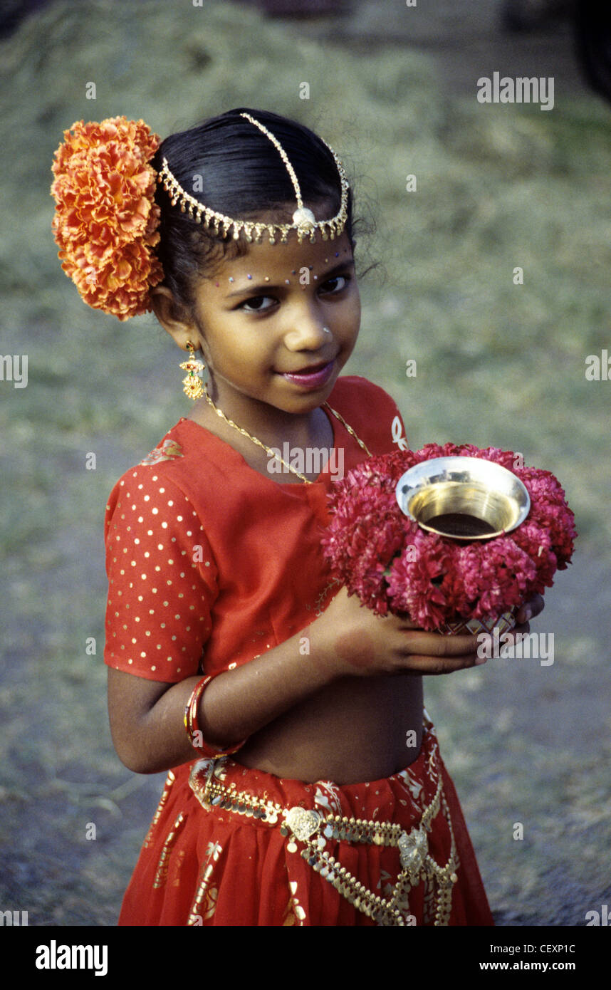 Retrato de Hindú niña vestidos para el Festival de Diwali con ofrendas en  tazón de peltre, Isla de la reunión, Francia Fotografía de stock - Alamy