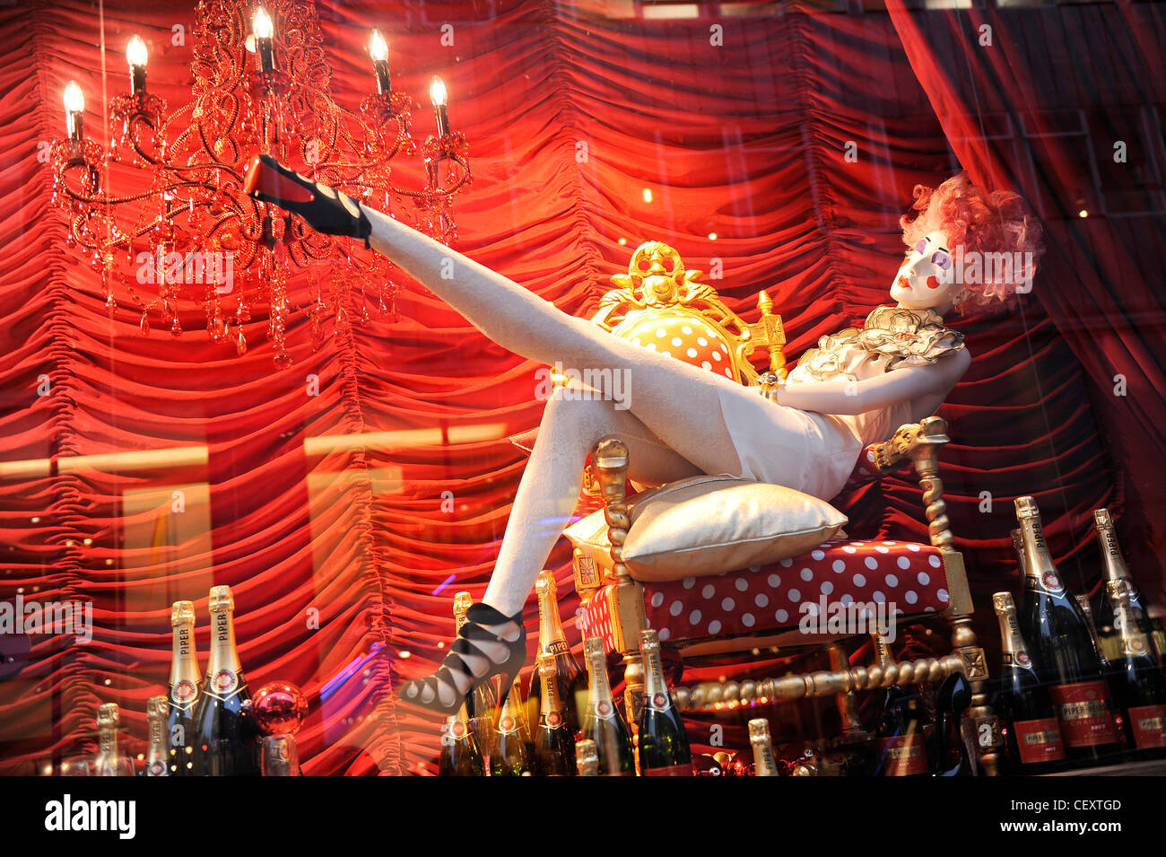 Adornos de Navidad en la ventana de la tienda Selfridges en Londres Foto de stock