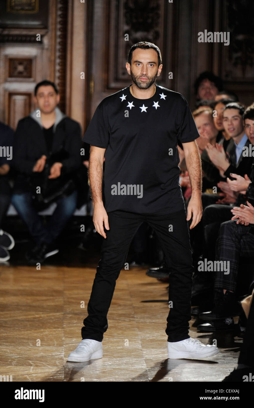 Givenchy París listo para ponerse ropa de diseñador de moda otoño invierno  de Riccardo Tisci al final de su desfile Fotografía de stock - Alamy