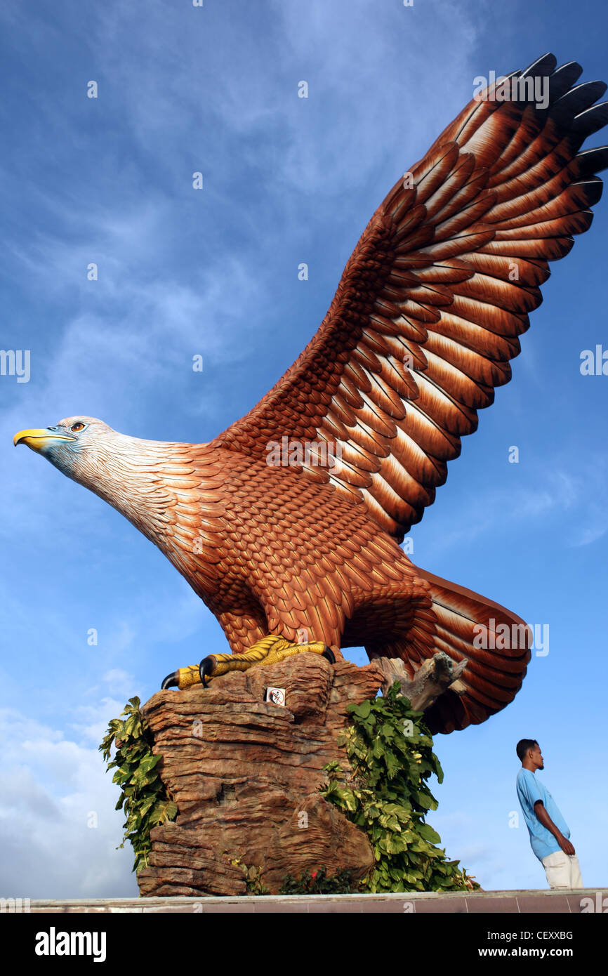 Estatua gigante en la plaza del Águila. Langkawi, Kedah, Malasia, Sudeste  Asiático, Asia Fotografía de stock - Alamy