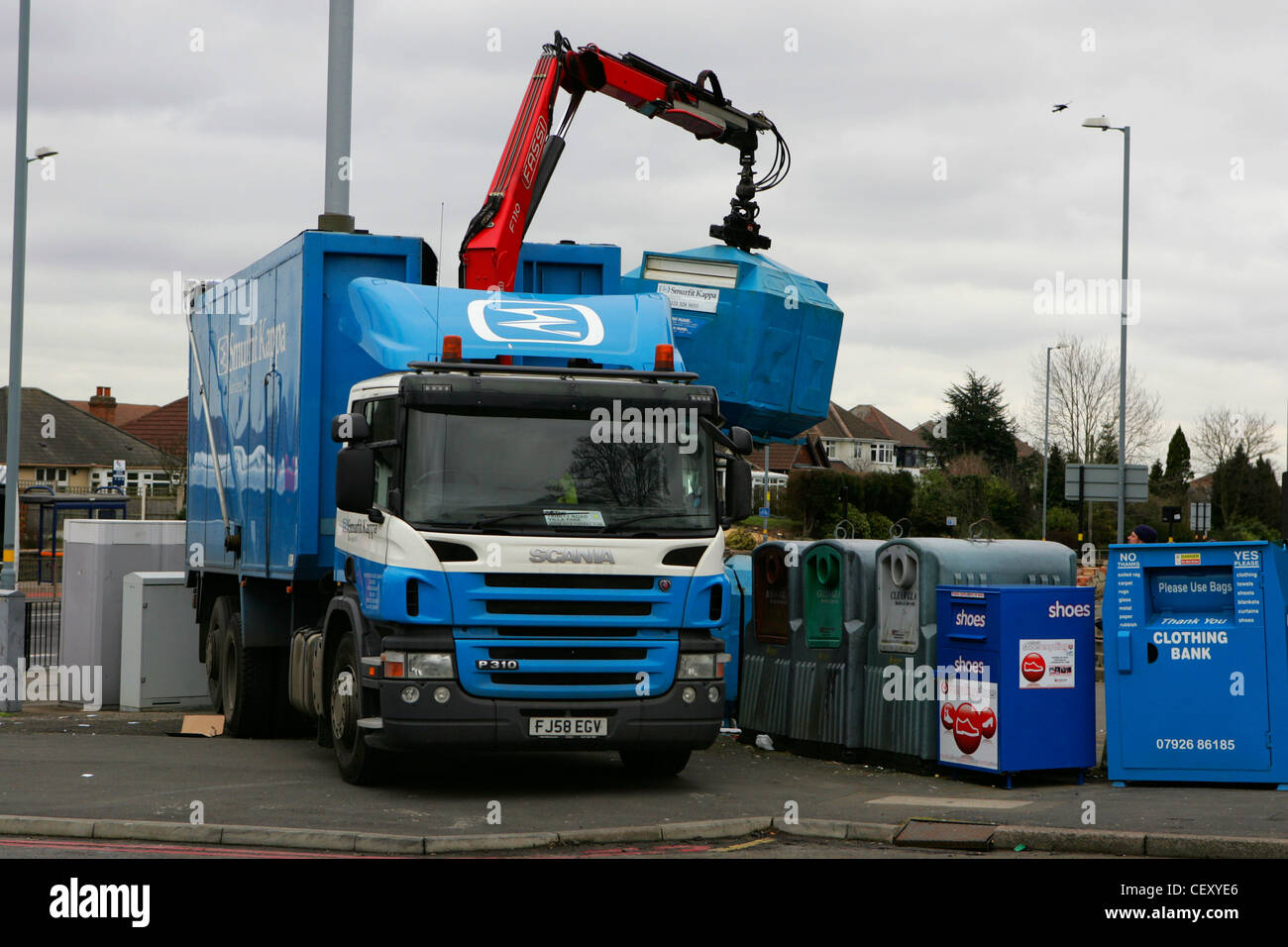 Smurfit Kappa camión con craine y operador vaciar la tolva en camión de  reciclaje de papel en Birmingham, Reino Unido, febrero 2012 Fotografía de  stock - Alamy