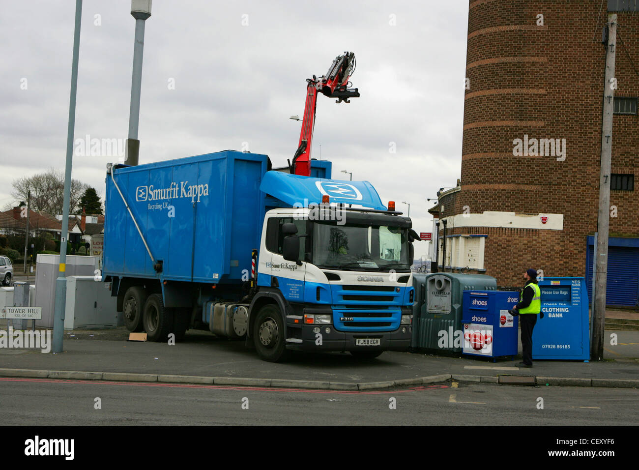 Smurfit Kappa camión con craine y operador vaciar la tolva en camión de  reciclaje de papel en Birmingham, Reino Unido, febrero 2012 Fotografía de  stock - Alamy