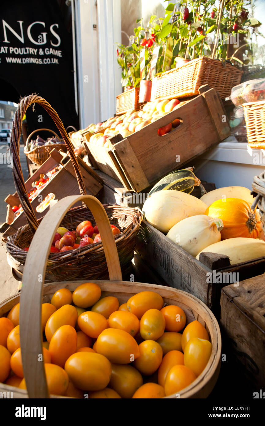 Una vista de una tradicional tienda de fruta y verdura en Greenwich Village Foto de stock