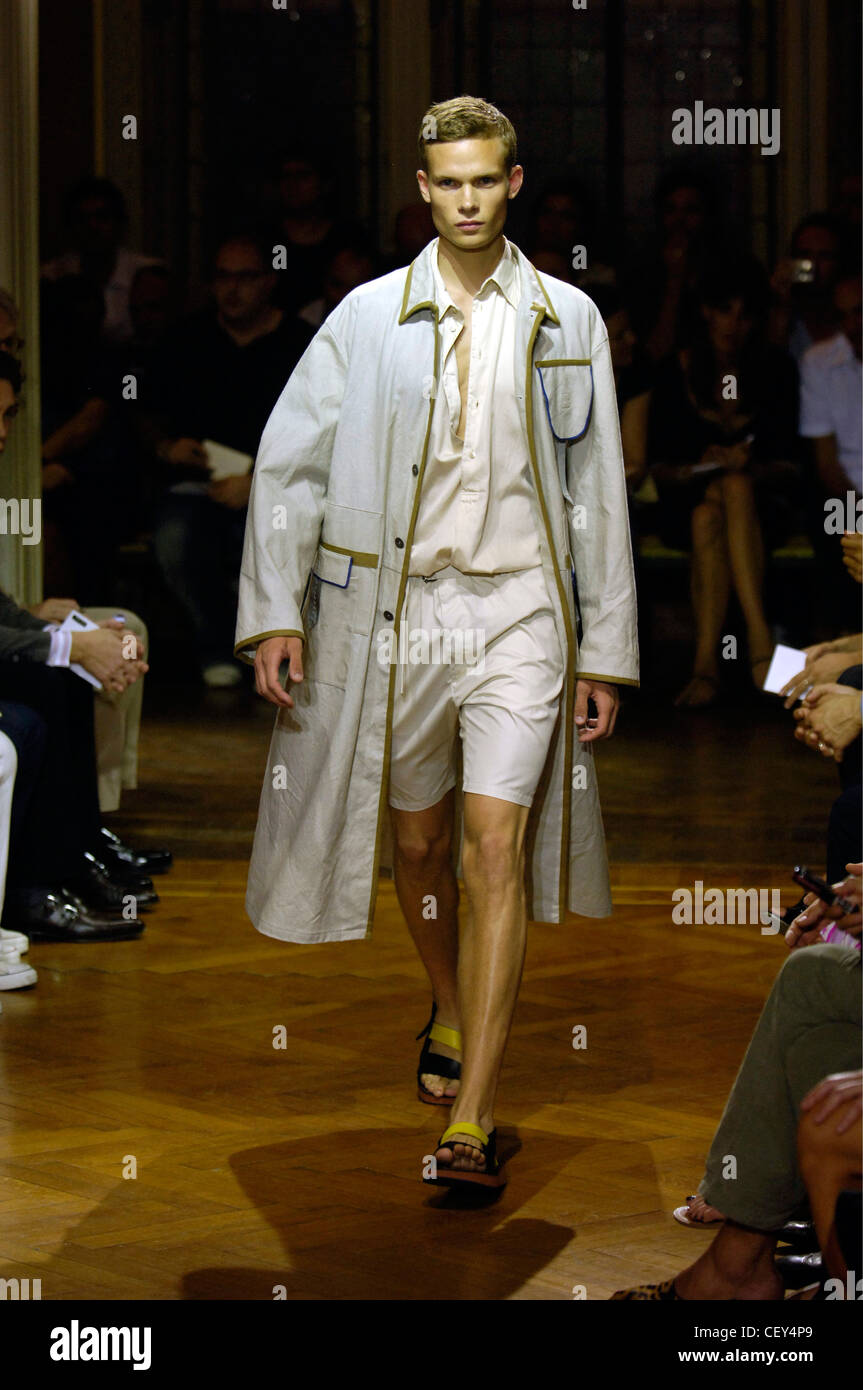 Miu Miu Milán listo para ponerse ropa Primavera Verano Morena modelo  masculino vistiendo un polo de color crema y blanco longitud rodilla cortos  Fotografía de stock - Alamy
