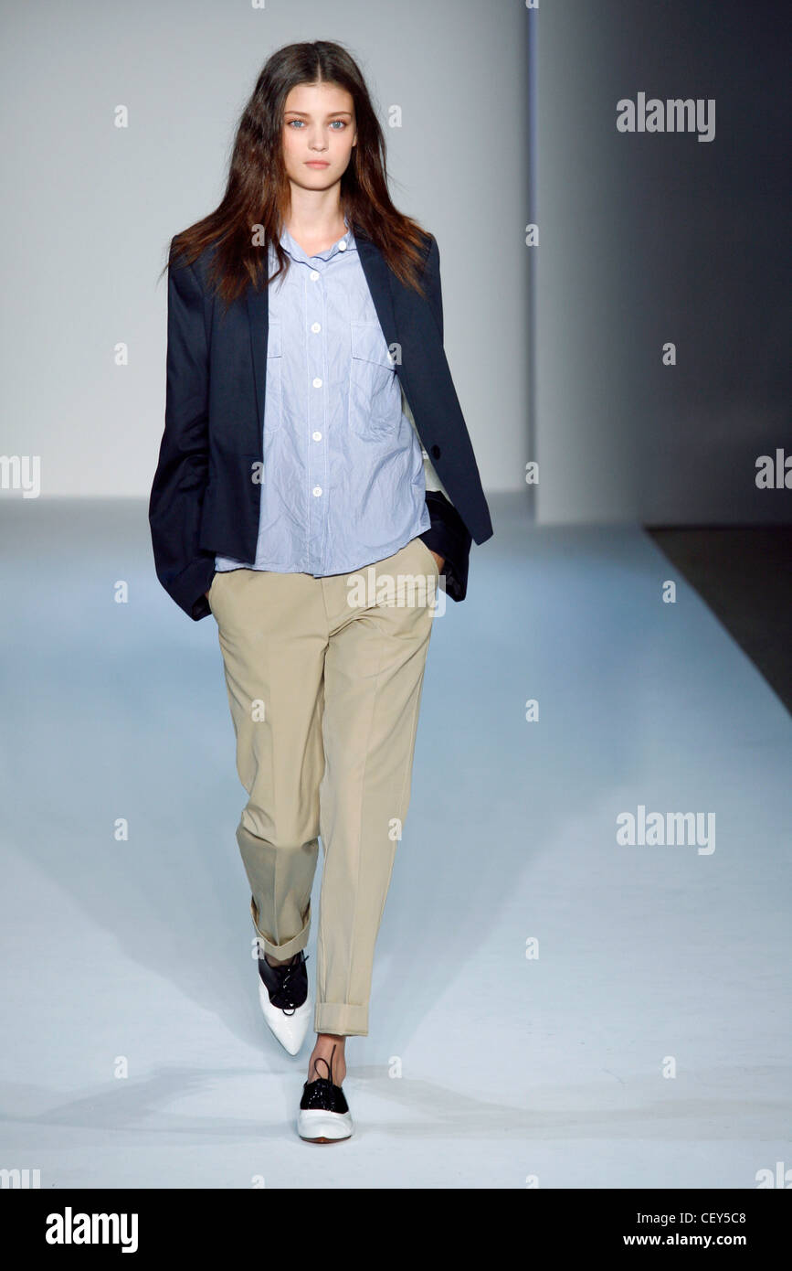 Karen Walker Nueva York listo para vestir Primavera Verano modelo vistiendo pantalones  beige, camisa azul claro, marina y chaqueta estilo Blazer Fotografía de  stock - Alamy