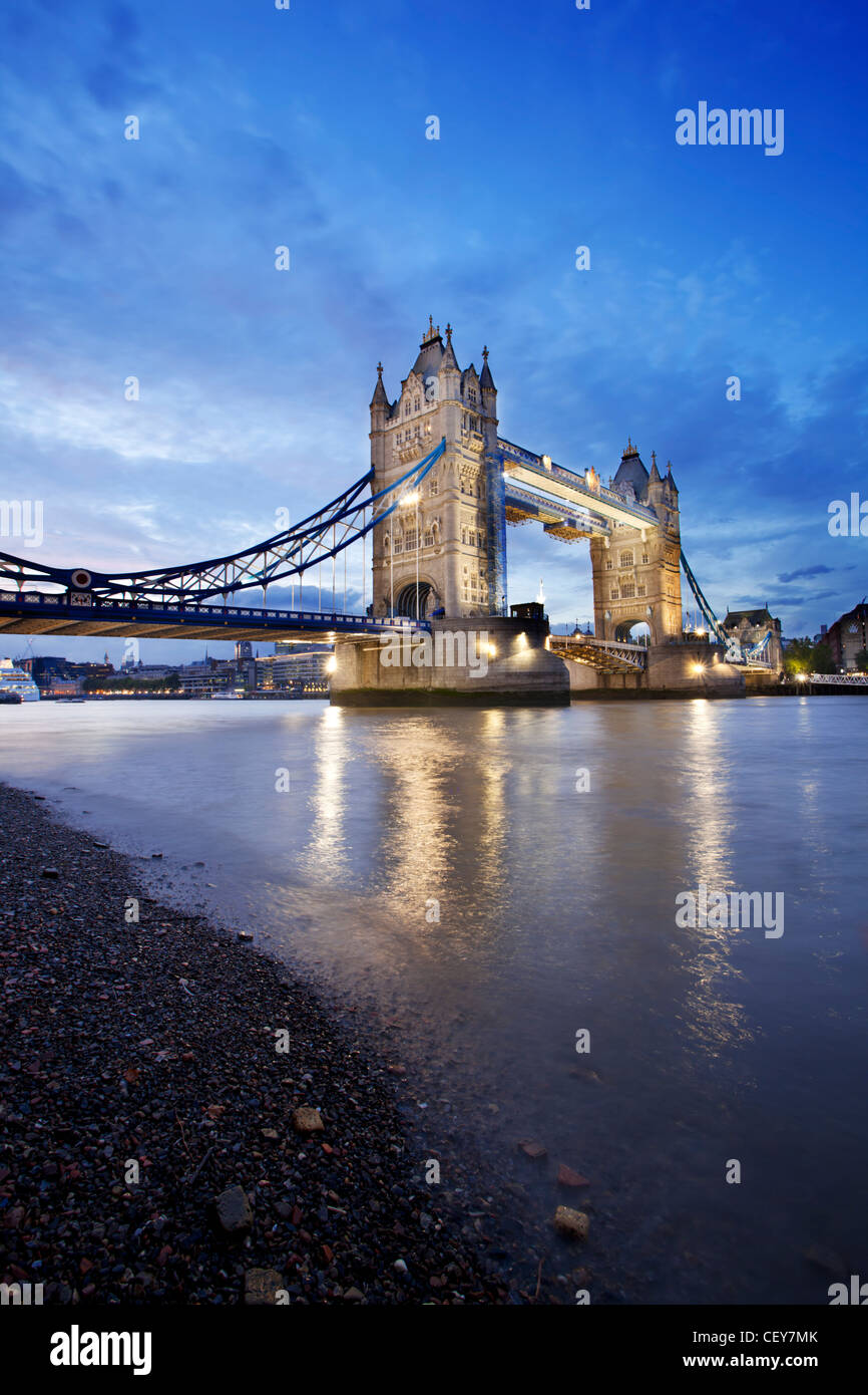 Una vista del Puente de la torre en la noche Foto de stock