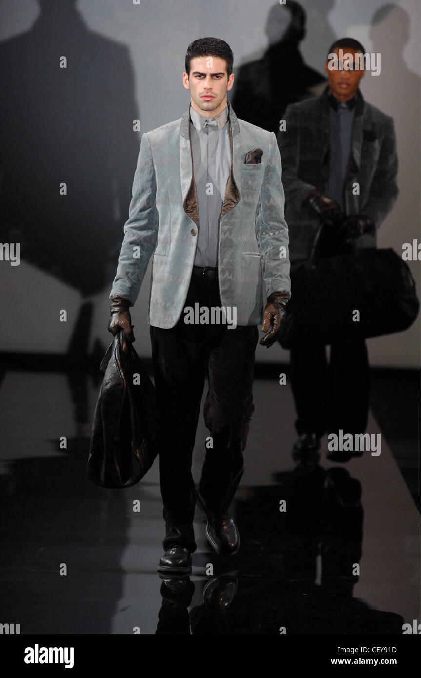 Giorgio Armani Milán listo para ponerse ropa de hombre Otoño Invierno tonos Dos modelos masculinos vestían chaquetas de terciopelo inteligente y Fotografía de stock - Alamy