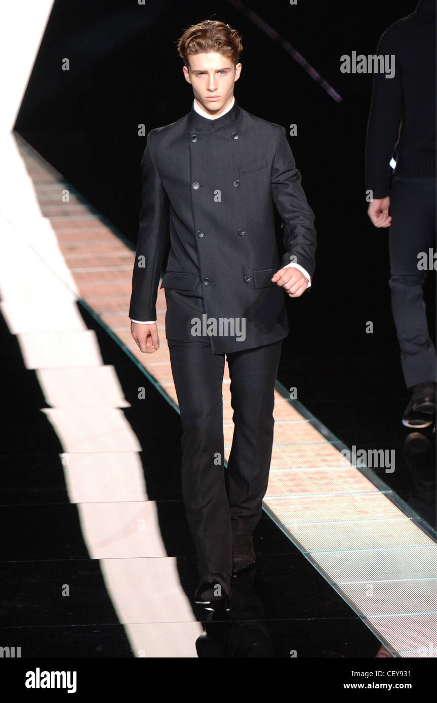 Versace Milan listo para ponerse ropa de hombre Otoño Invierno modelo  masculino vestidos de traje pantalón negro : el collar de doble botonadura  chaqueta Nehru Fotografía de stock - Alamy