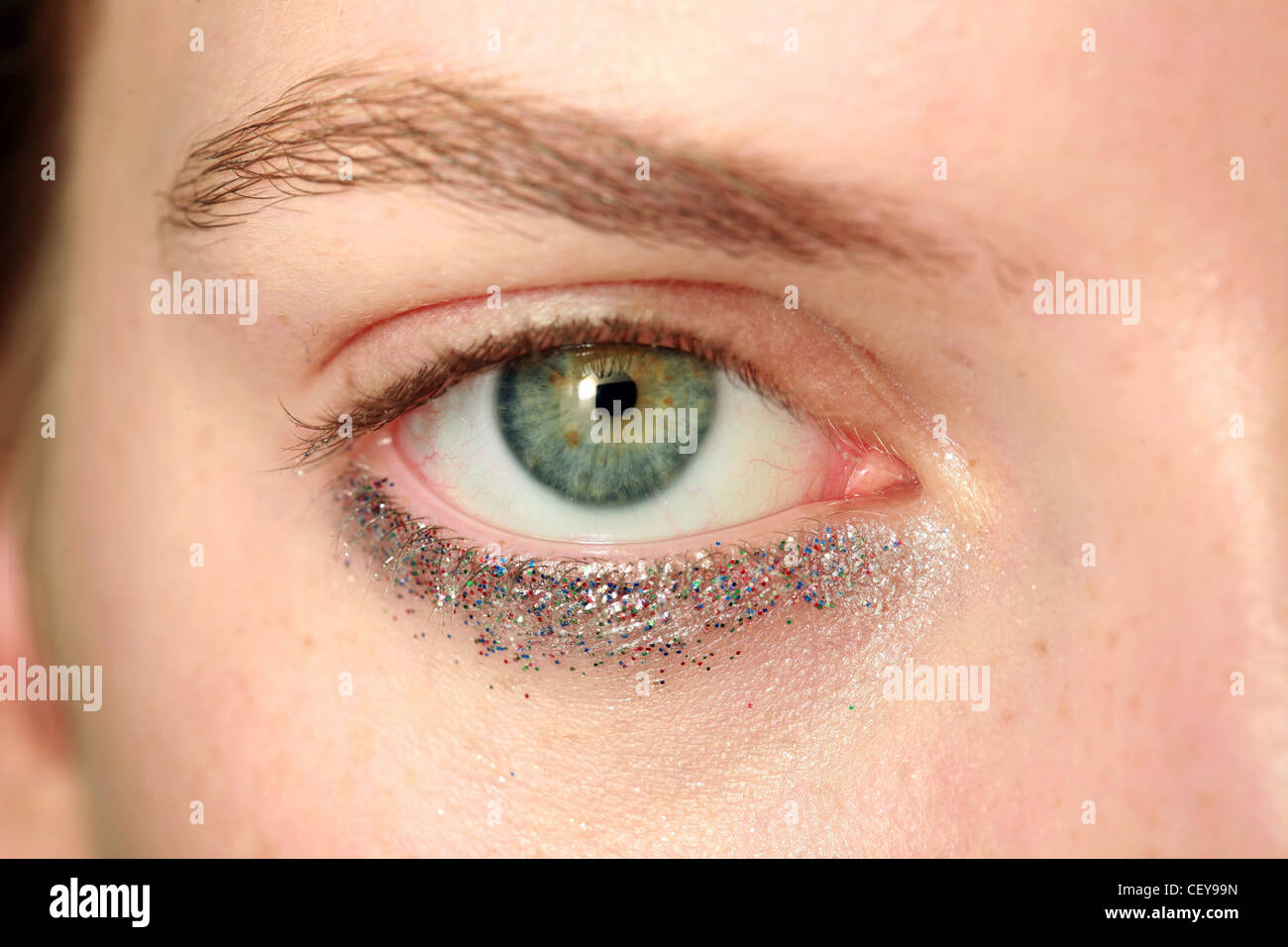 Cierre glitter multicolor bajo el maquillaje para ojos ojos abiertos,  mirando a la cámara Fotografía de stock - Alamy
