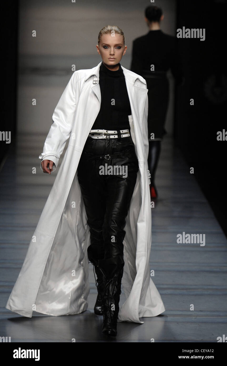 La Semana de la moda de Milán Belstaff Otoño Invierno modelo vistiendo  negro alto con cintura pantalones de cuero blanco, negro correa de cuello  redondo, superior Fotografía de stock - Alamy