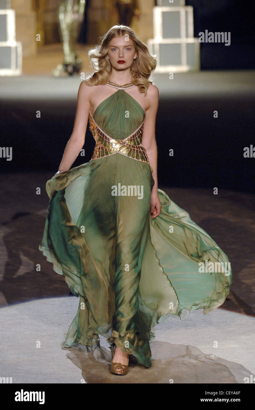 Roberto Cavalli Milan lista para usar el modelo de otoño invierno vestidos  de verde y dorado chiffon vestido de noche Fotografía de stock - Alamy