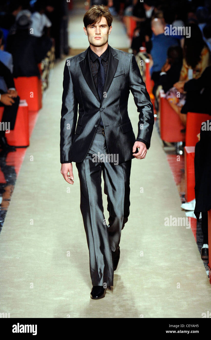 Cavalli Milán listo para ponerse ropa de hombre modelo primavera verano  vestidos de traje gris pizarra negro camisa y corbata de color gris oscuro  y negro Fotografía de stock - Alamy