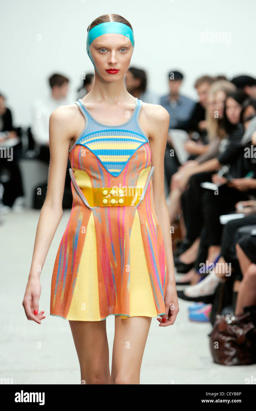 Blue bandage dress fotografías e imágenes de alta resolución - Alamy Blue bandage dress fotografías e imágenes de alta resolución - Alamy