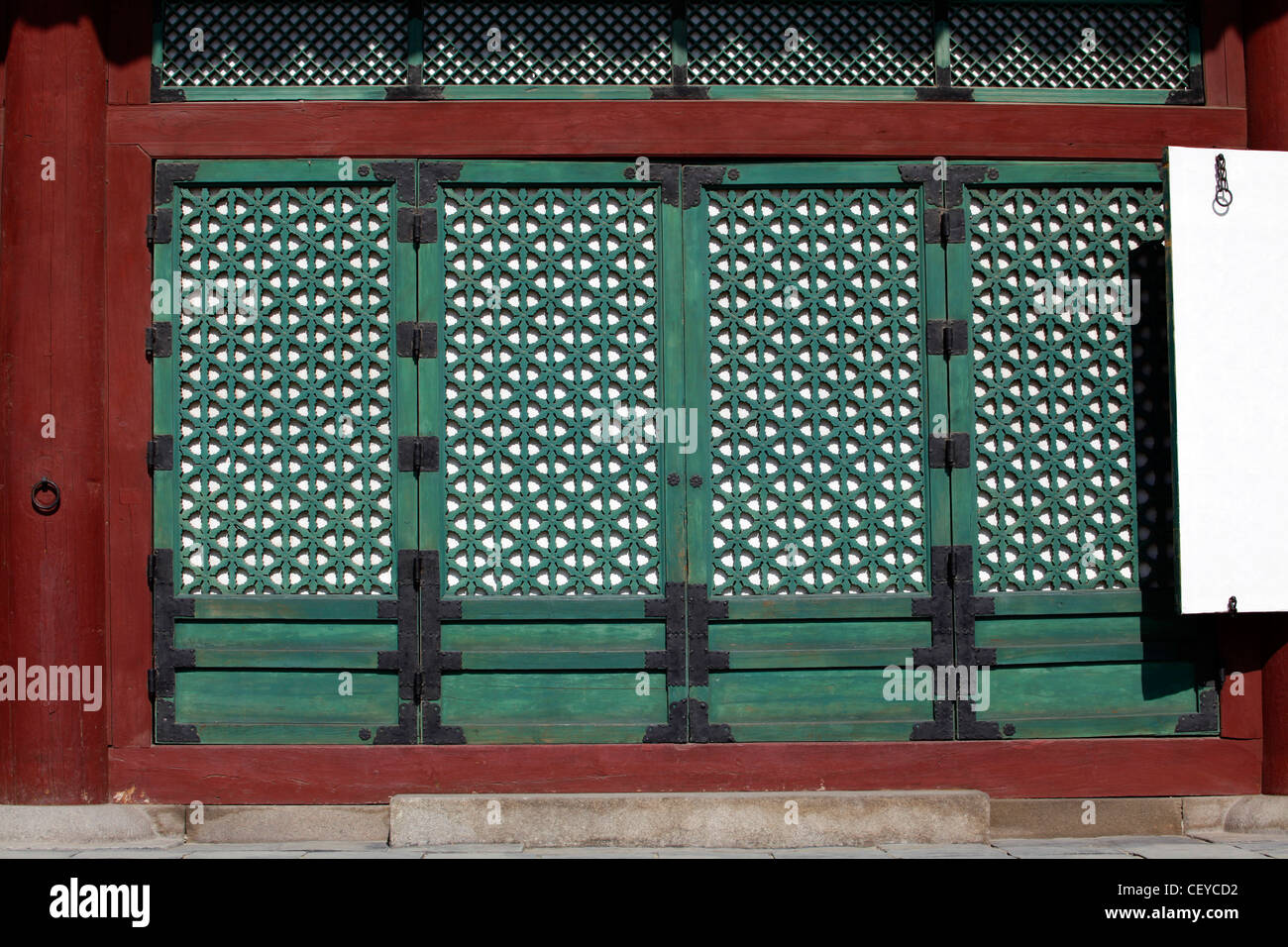 Persianas verdes de la arquitectura de Geunjeongjeon orientales, el Salón del Trono del Palacio Gyeongbok en Seúl, Corea del Sur Foto de stock