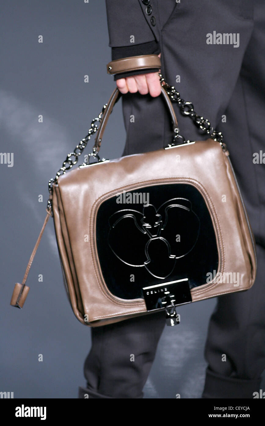 Celine Paris listo para ponerse Otoño Invierno modelo llevar bolso de cuero  marrón panel negro y bug diseño, cadena y correa Fotografía de stock - Alamy
