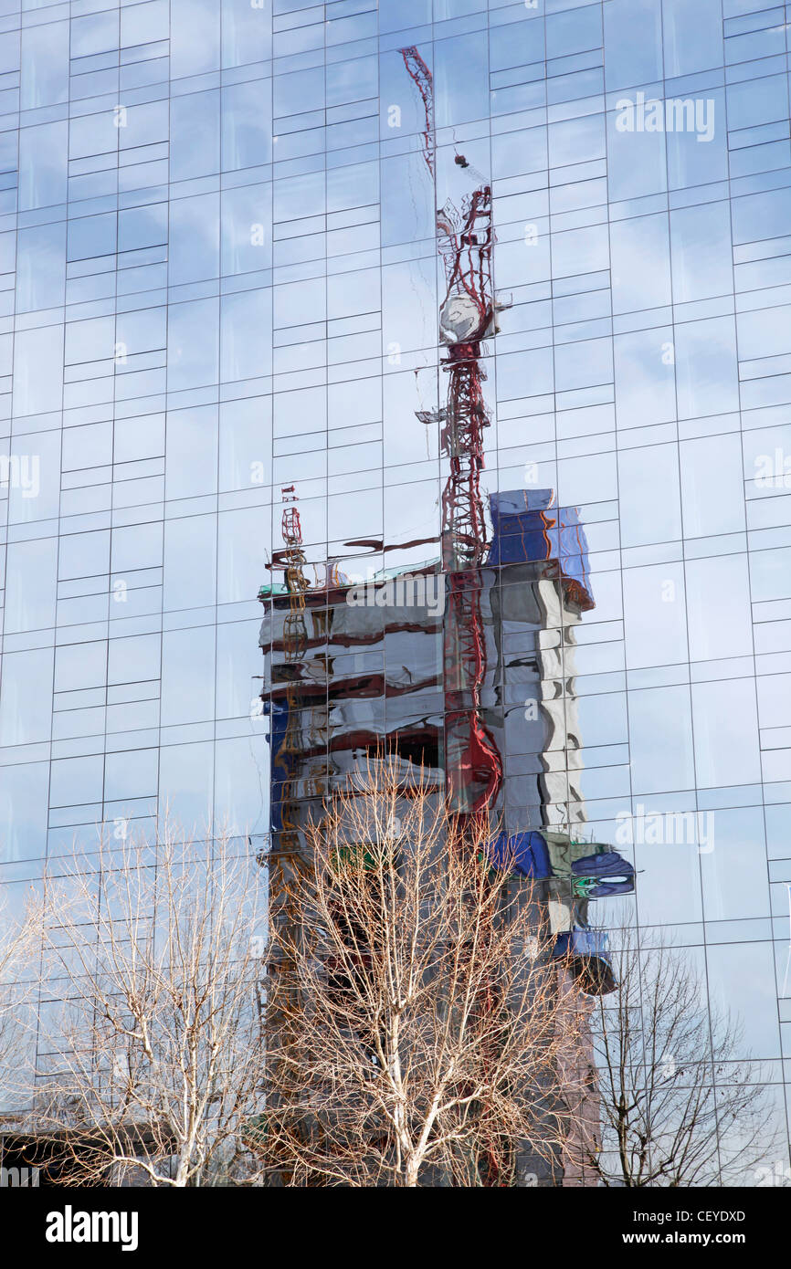 La reflexión de la edificación y la construcción en Seúl, Corea del Sur Foto de stock