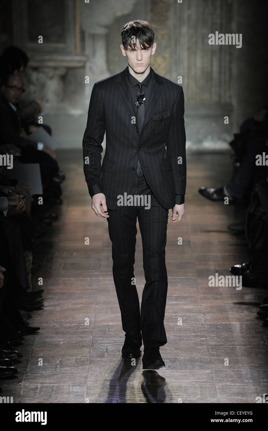 Milán Varvartos listo para ponerse ropa de hombre Otoño Invierno todos traje negro, corbata negra y camisa negra de stock - Alamy