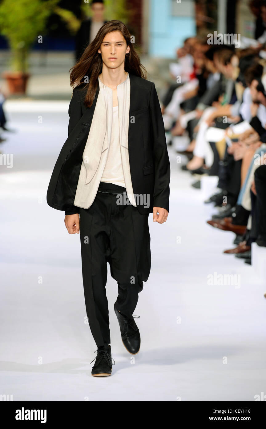 París DiHomme listo para vestir Primavera Verano modelo masculino llevaba  una chaqueta negra, pantalones negros, chaqueta de color crema y negro  brogues Fotografía de stock - Alamy