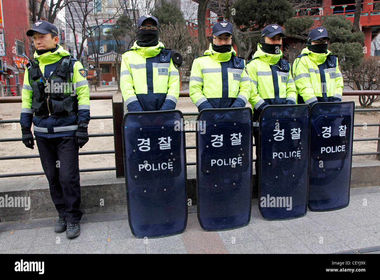 La policía antidisturbios coreano con equipo antidisturbios y escudos en Seúl, Corea del Sur Foto de stock