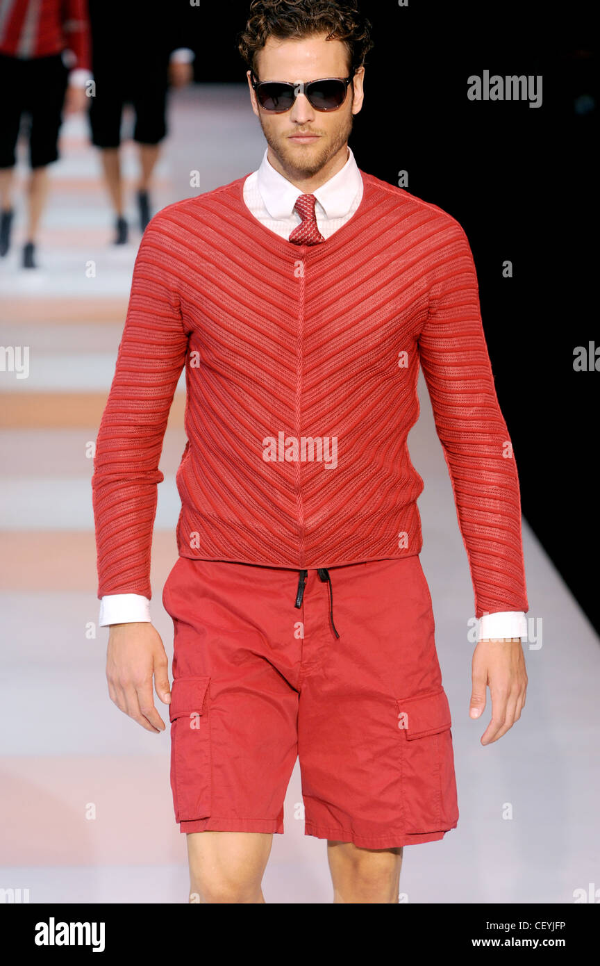 Giorgio Armani Milan listo para vestir Primavera Verano hombres vestidos de  tonos oscuros, rojos estriados puente sobre la camisa blanca, con calzones  rojos Fotografía de stock - Alamy