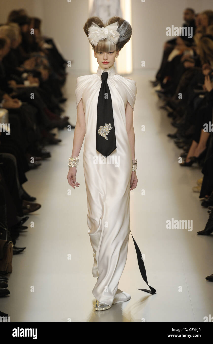 Chanel Haute Couture de París listo para vestir Primavera Verano peinado  updo modelo arco accesorio, vistiendo una perla crema longitud de tobillo  Fotografía de stock - Alamy