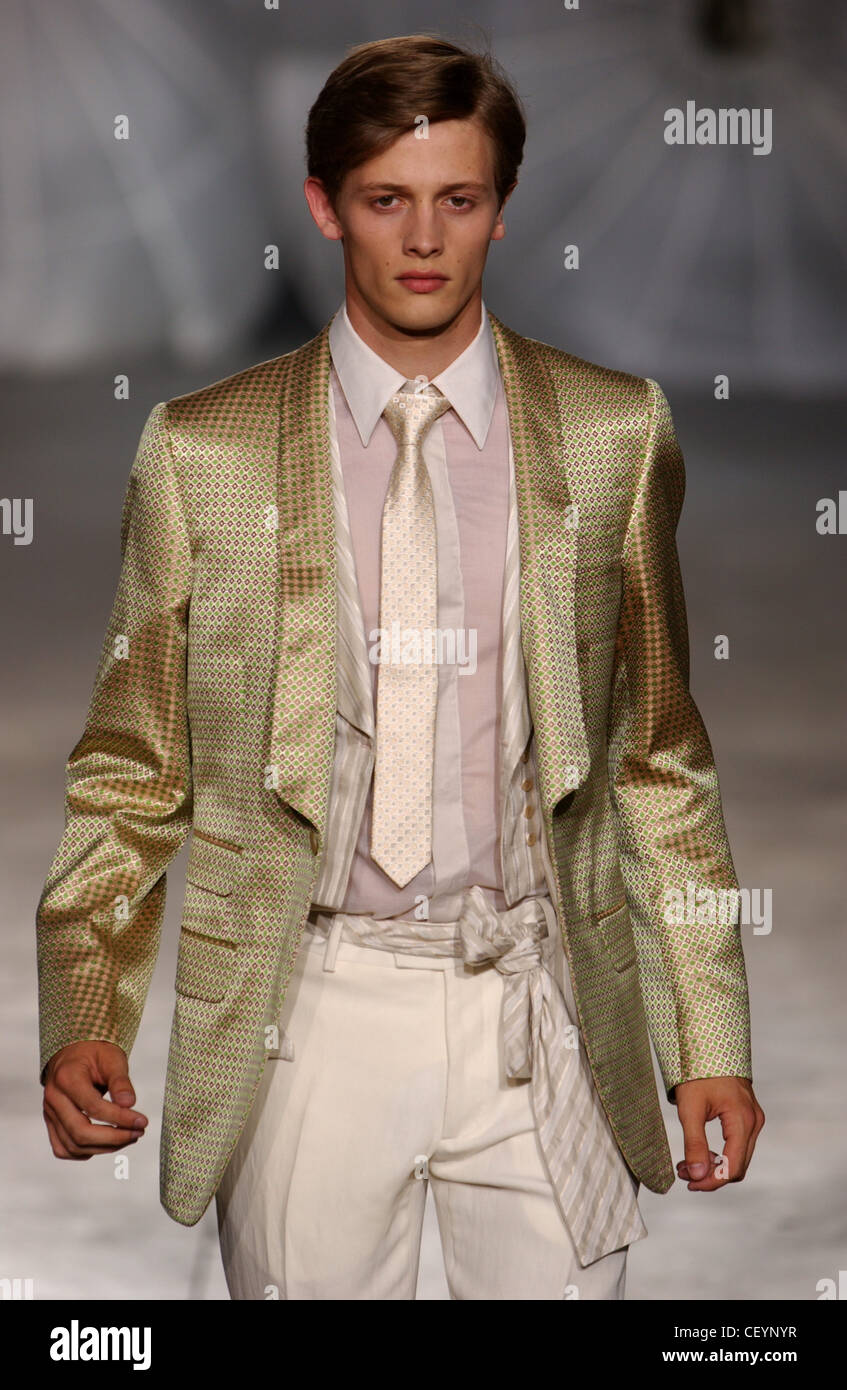 Alexander McQueen Milán moda masculina S vistiendo chaqueta de oro pattened  macho sobre lila camisa y pantalones beige brillante borrosa tie Fotografía  de stock - Alamy