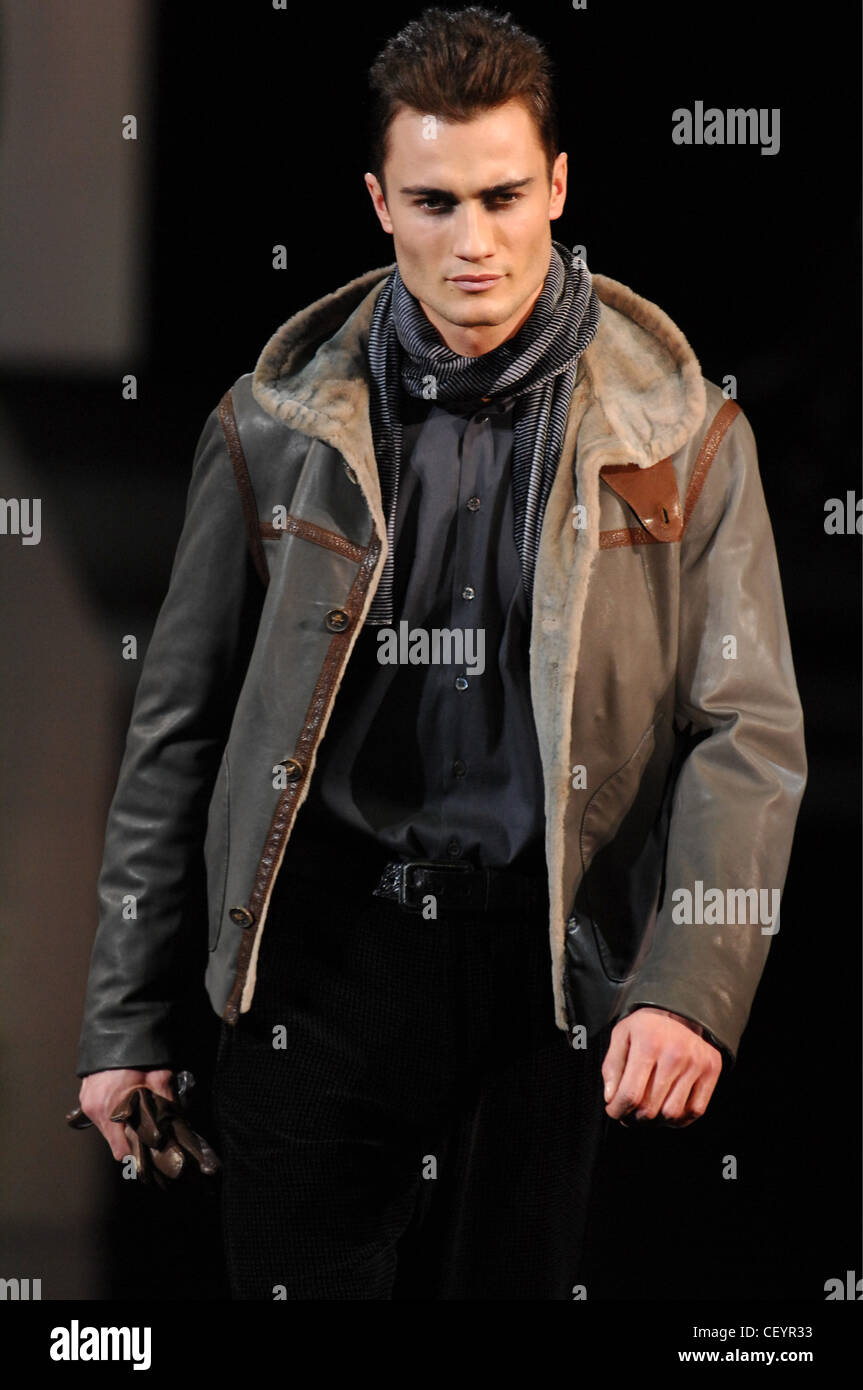 Giorgio Armani Milán listo para ponerse de hombre Otoño cincelada mandíbula modelo masculino vistiendo pieles biege con forrada chaqueta de cuero Fotografía de - Alamy