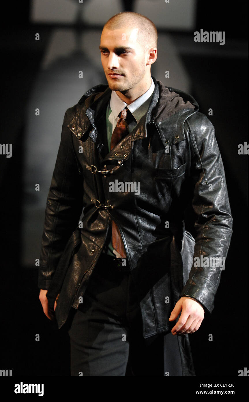 Giorgio Armani Milán listo para ponerse ropa hombre Otoño modelo masculino cerrar recortado pelo chaqueta con capucha de cuero negro Fotografía de stock - Alamy