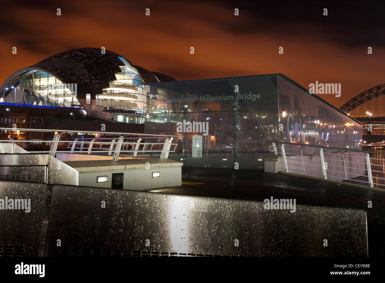El Sage Gateshead - Concert Hall (Reino Unido) por la noche, vista desde el puente del milenio de Gateshead Foto de stock