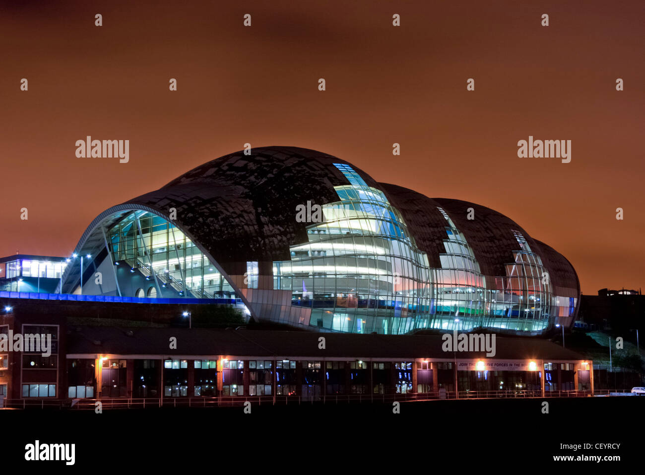 El Sage Gateshead - Concert Hall (Reino Unido) en la noche Foto de stock