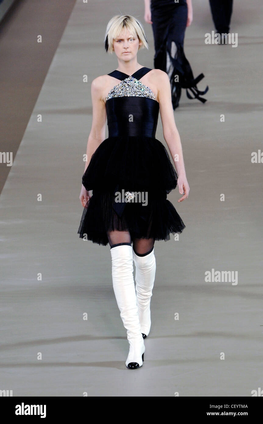 Chanel listo para ponerse de París una W modelo Stella Tennant recto corto pelo rubio extenciones vistiendo halterneck negro vestido negro de stock - Alamy