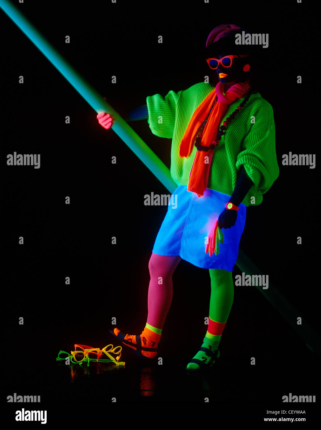 Ropa fluorescente fotografías e imágenes de alta resolución - Alamy