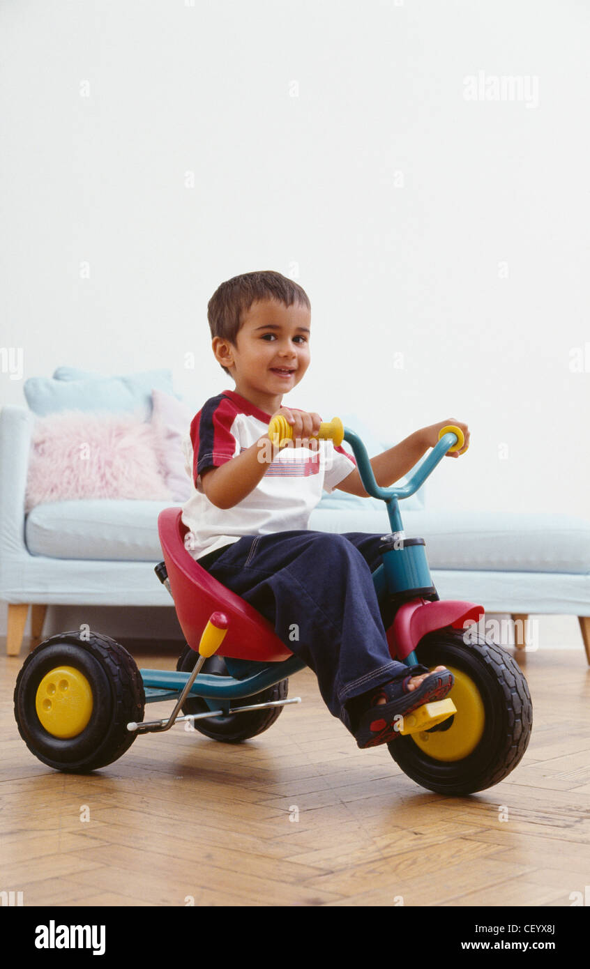 Niño montando un triciclo fotografías e imágenes de alta resolución -  Página 3 - Alamy