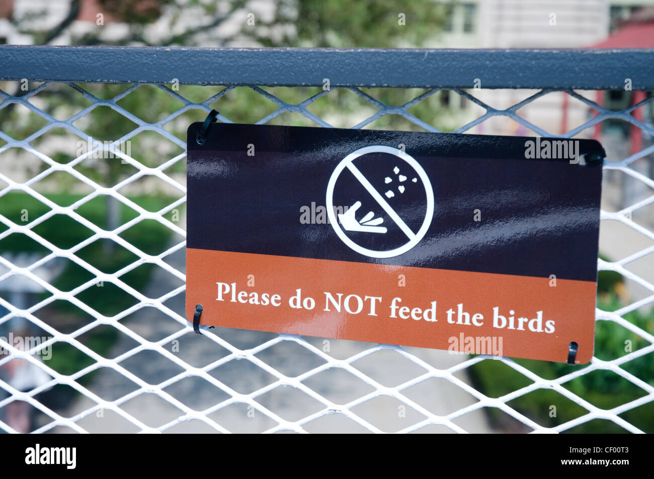 Un signo revelador de turistas no para alimentar a las aves en un barco en la Ciudad de Nueva York Foto de stock