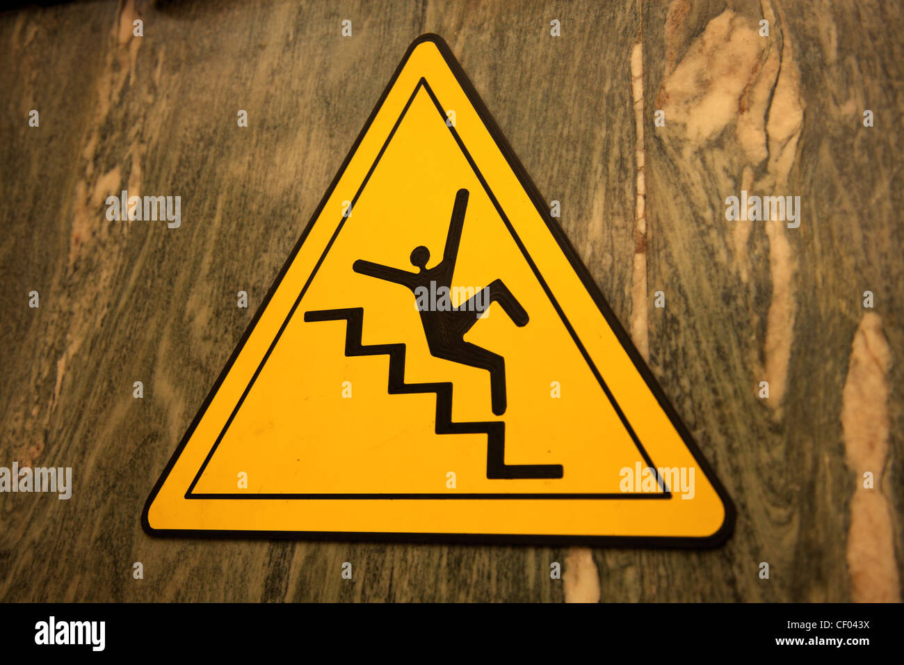 Cuidado con las escaleras - firmar en el edificio Fotografía de stock -  Alamy