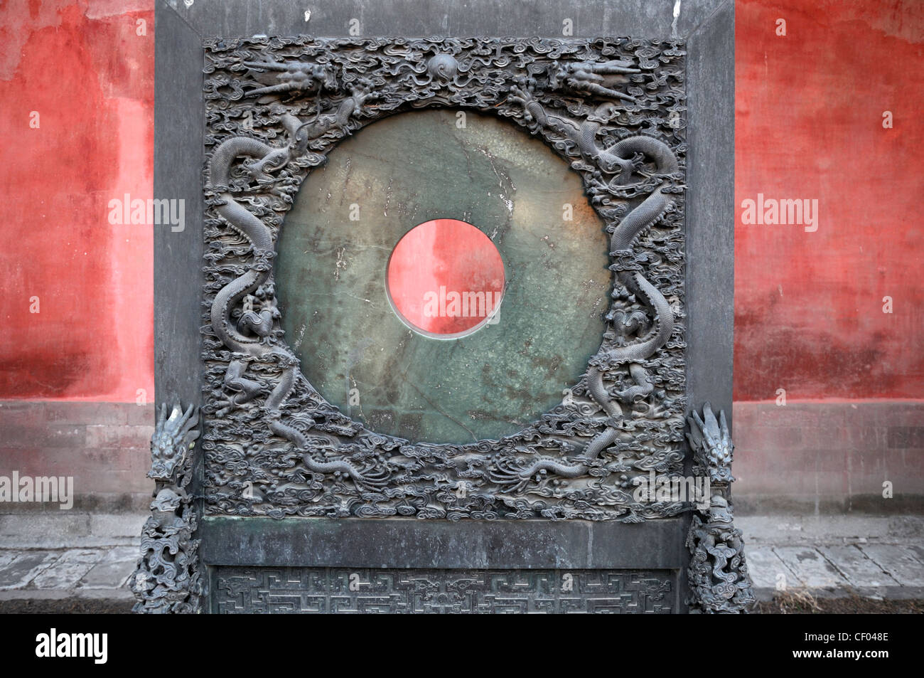 Feng Shui en el conjunto de discos de Jade exquisitamente intricadamente tallada Hall del bastidor del cultivo Mental ciudad prohibida china Beijing Dragon Foto de stock