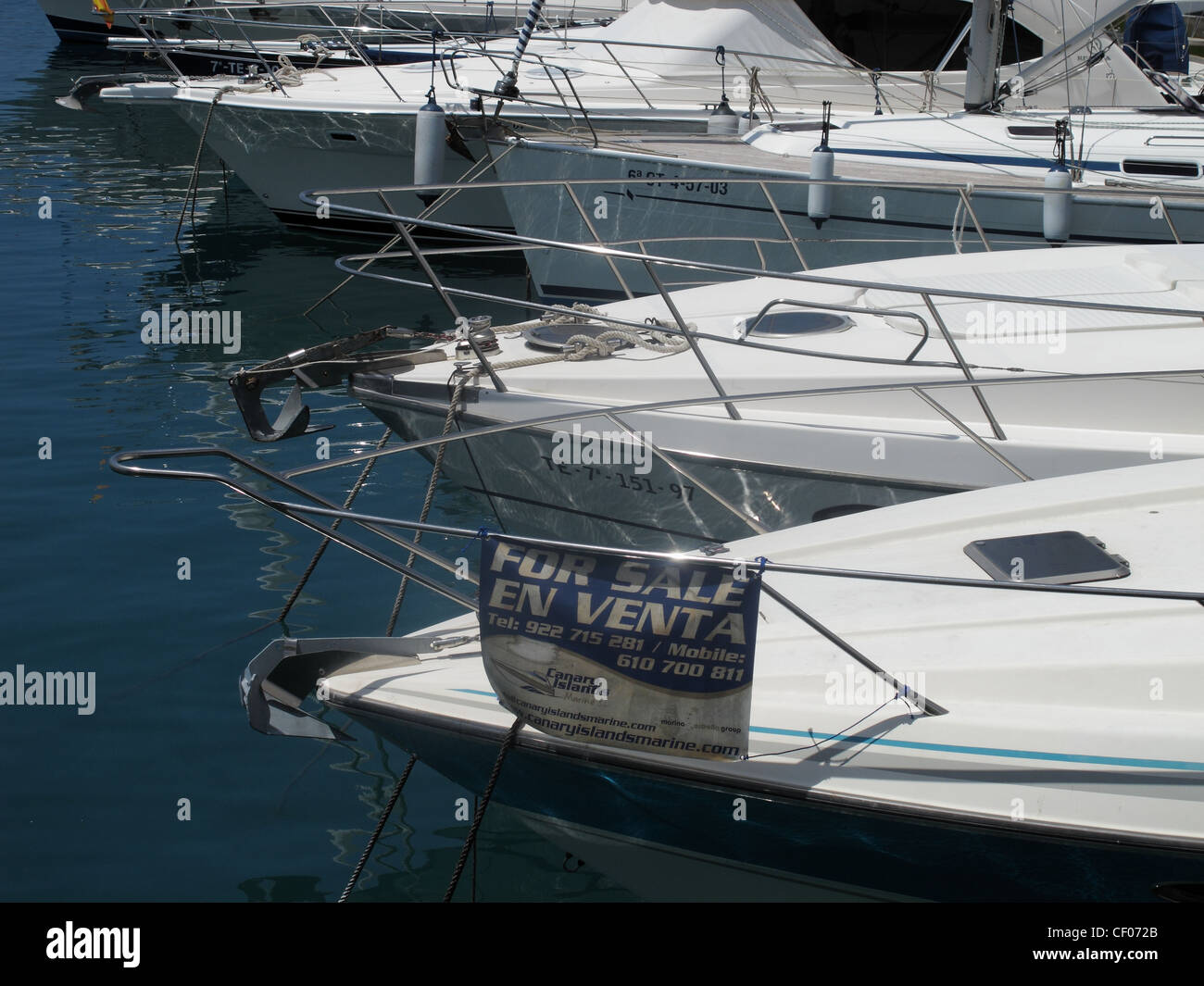 Barcos en venta en Puerto Colón, en Tenerife, Islas Canarias Fotografía de  stock - Alamy