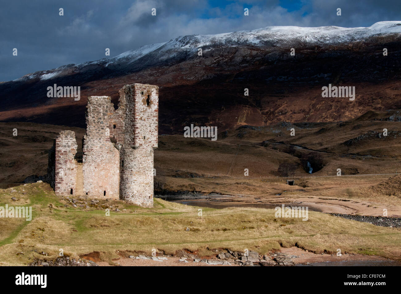 Una imagen de castillo ardvrec a orillas de Loch assynt sutherland al norte de Escocia. Foto de stock