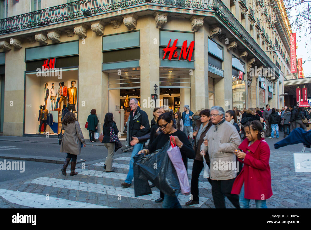 Formación María Energizar París, Francia, paseo público, compras de personas en H & M, tienda de ropa  y accesorios, en la calle, Haussmann Boulevard, tiendas de moda rápida,  centro de parís Fotografía de stock -
