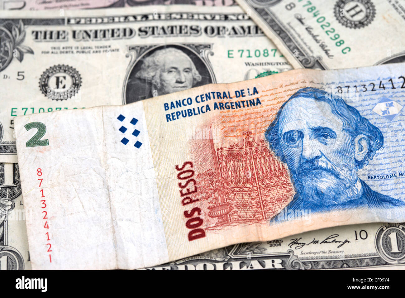 Pesos argentinos y billetes de dólar Foto de stock