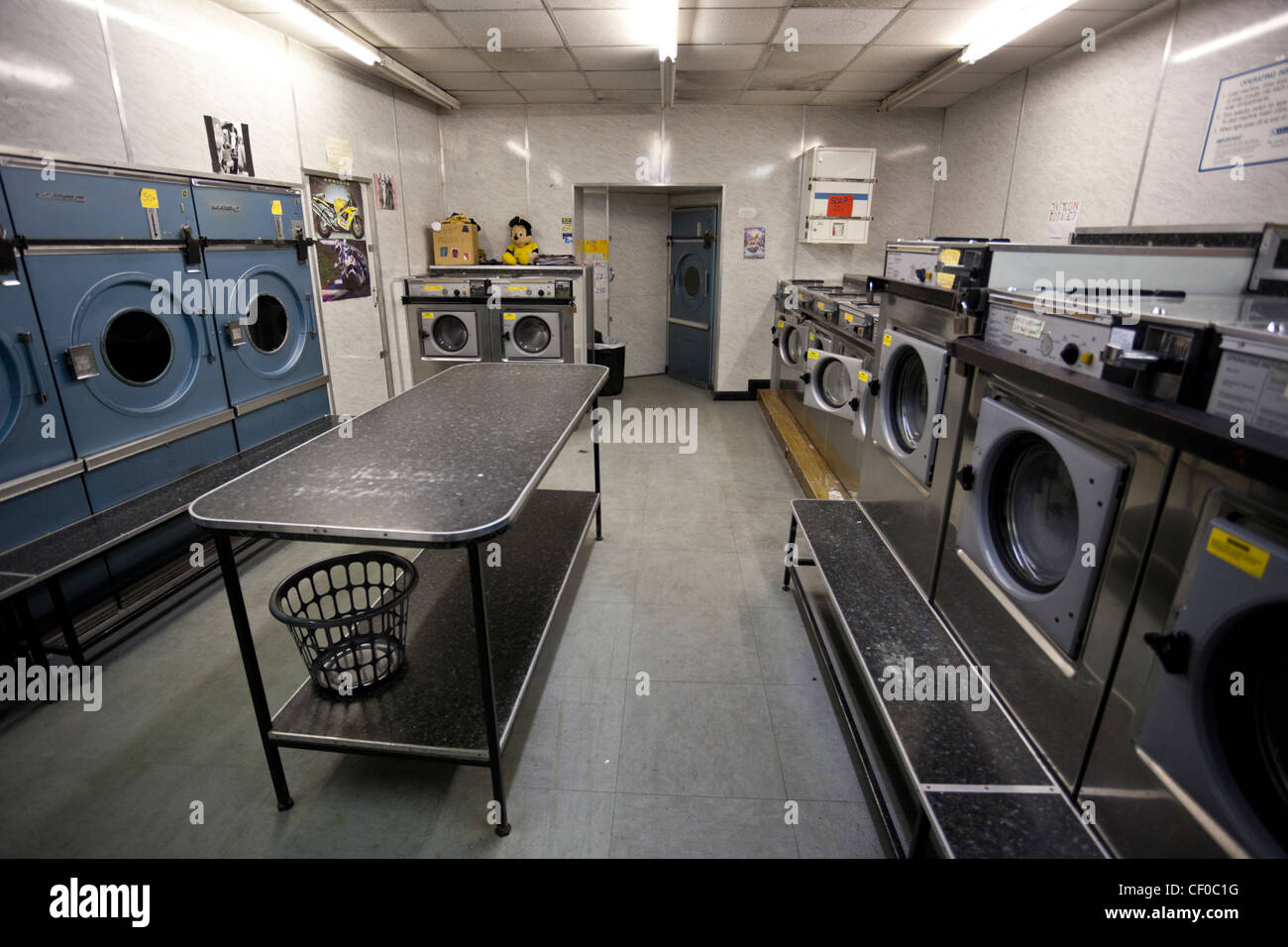 Lavadora y secadora de pelo en un área vacía de lavandería, Londres, Inglaterra, Reino Unido. Foto de stock