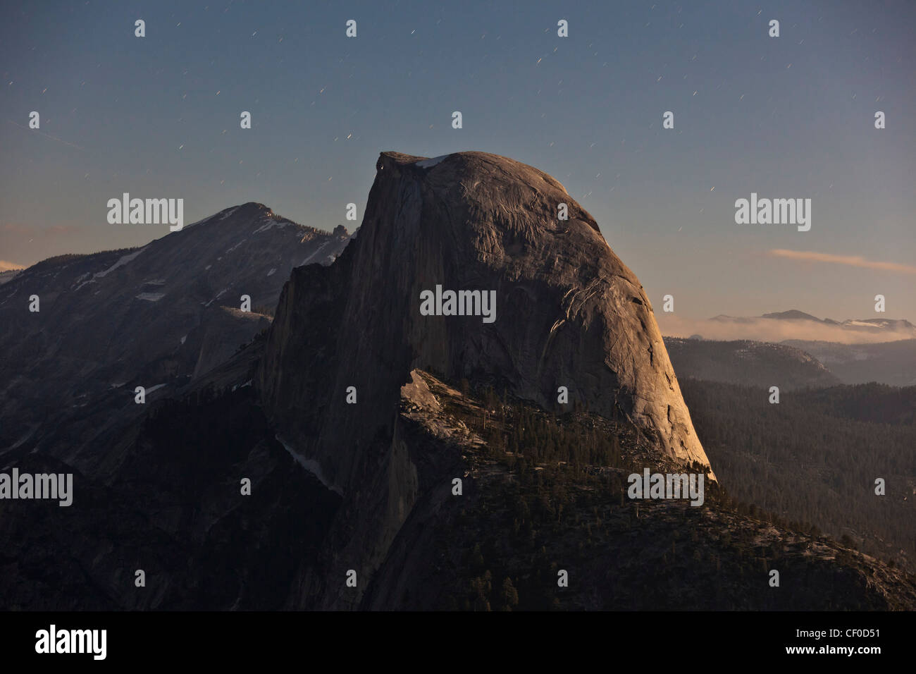 Half Dome, iluminadas por la luz de la luna como se ve desde el glaciar de punto - El Parque Nacional Yosemite, California Foto de stock