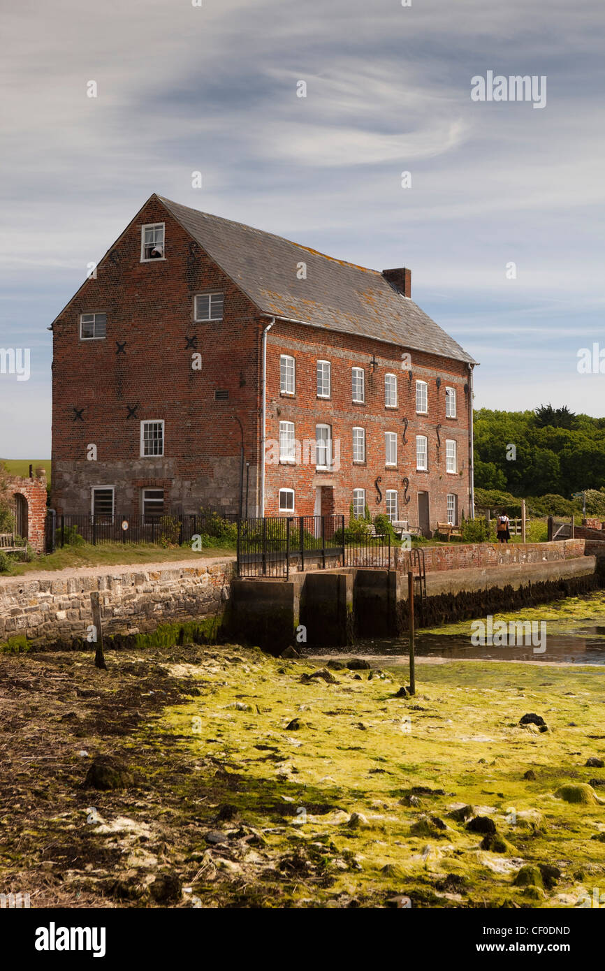 Reino Unido, Inglaterra, la Isla de Wight, Yarmouth, antiguo molino en borde de río Yar tidal harbour Foto de stock