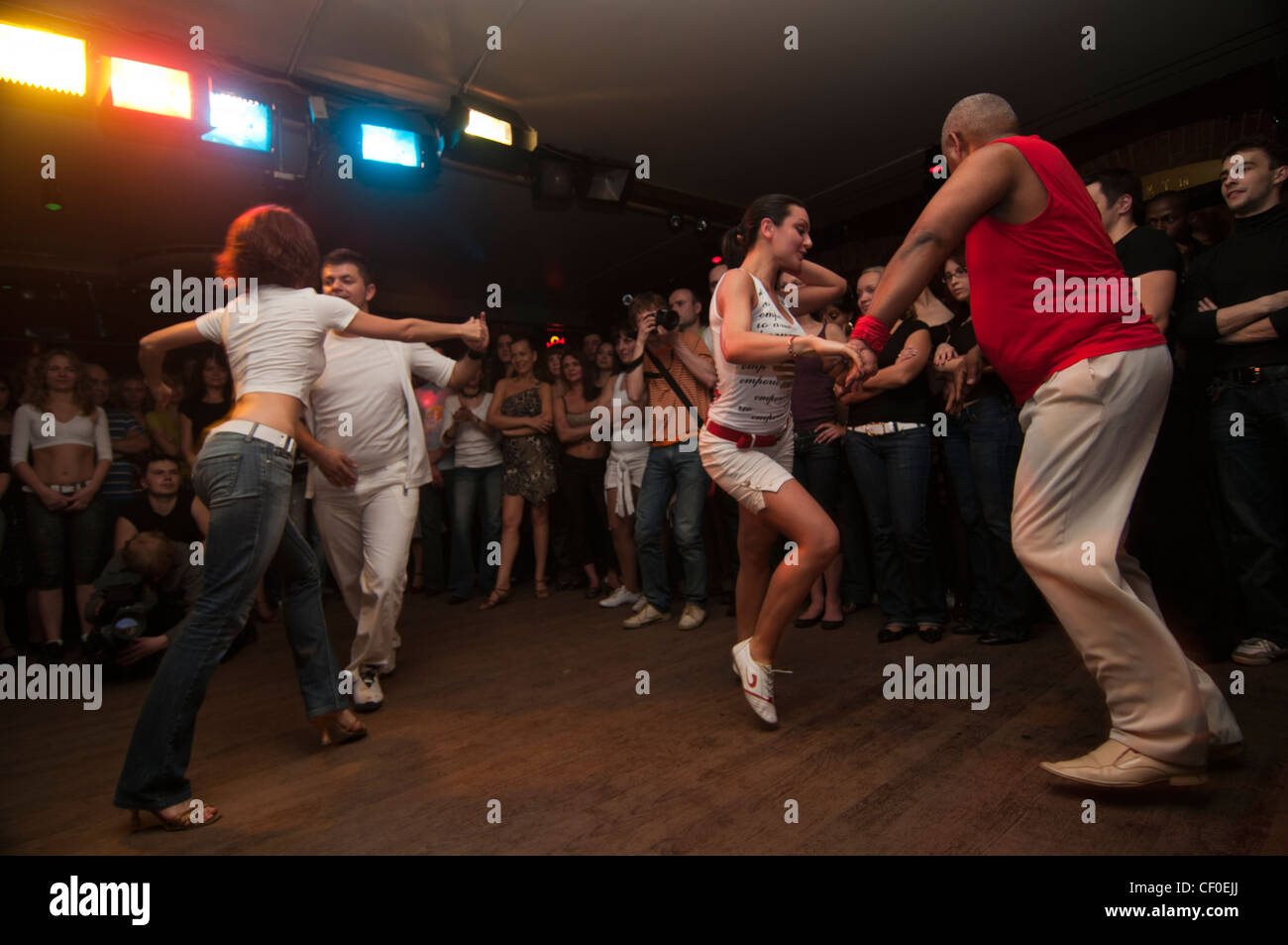 La salsa latina fiesta de baile en el club nocturno Fotografía de stock -  Alamy